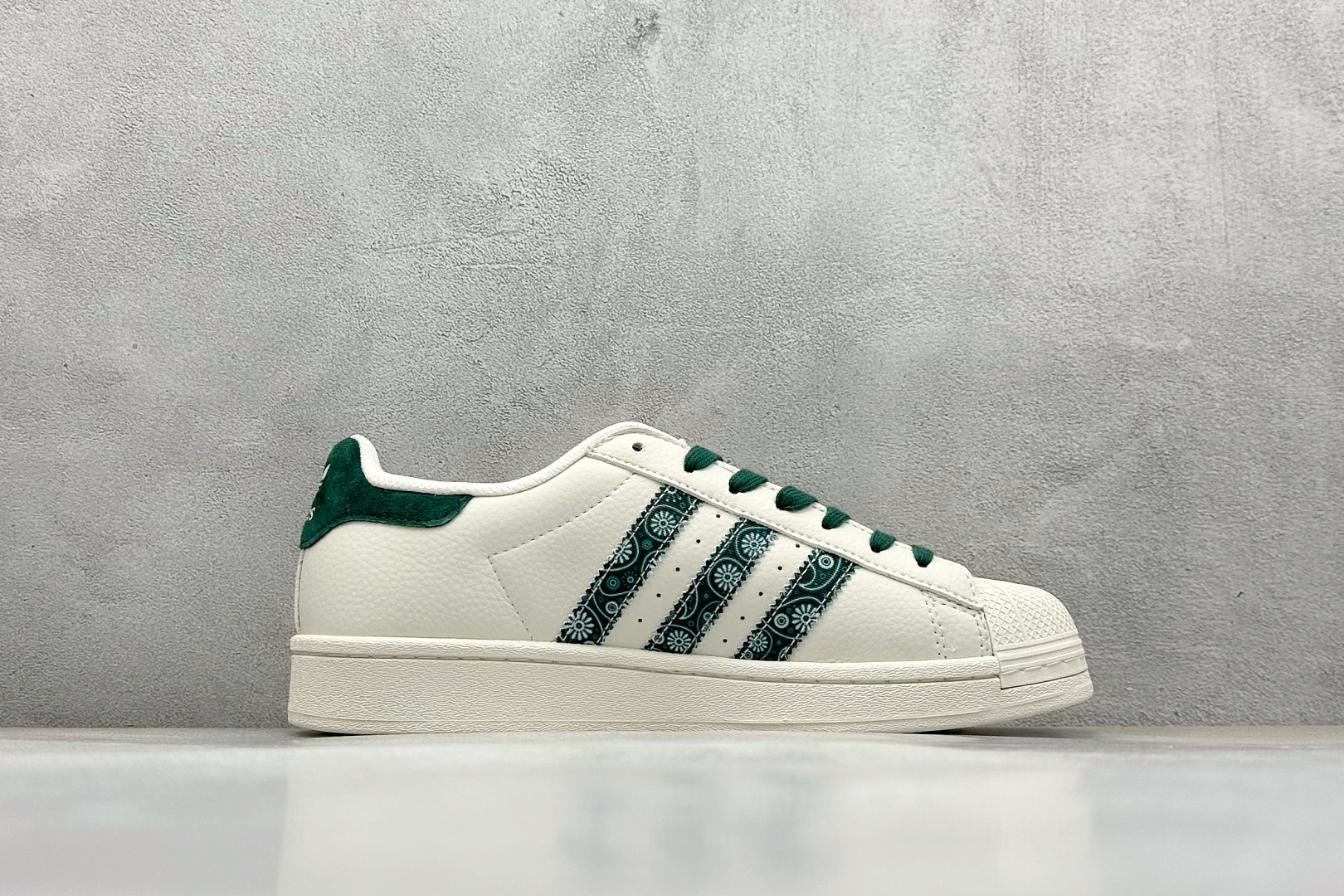  
AD Originals Superstar x Supreme 白绿
采用全新头层拼接皮革材质
后