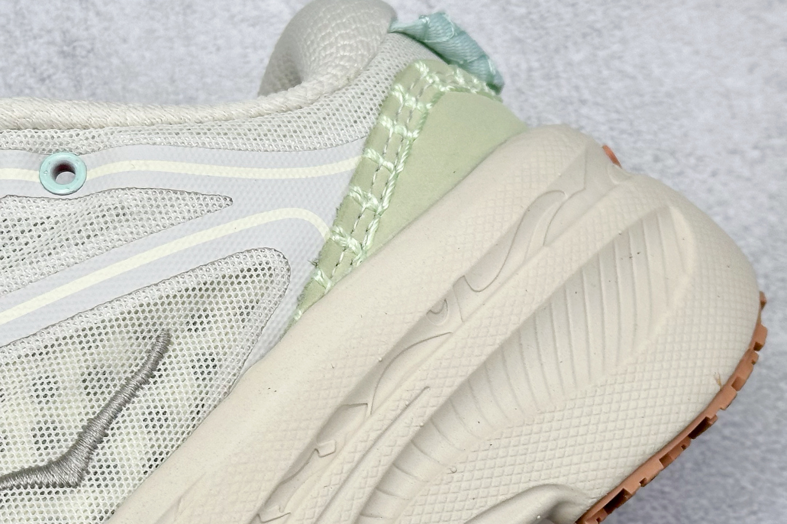 YH版 HOKA XBON B3LS 鞋头采用牛皮革材质