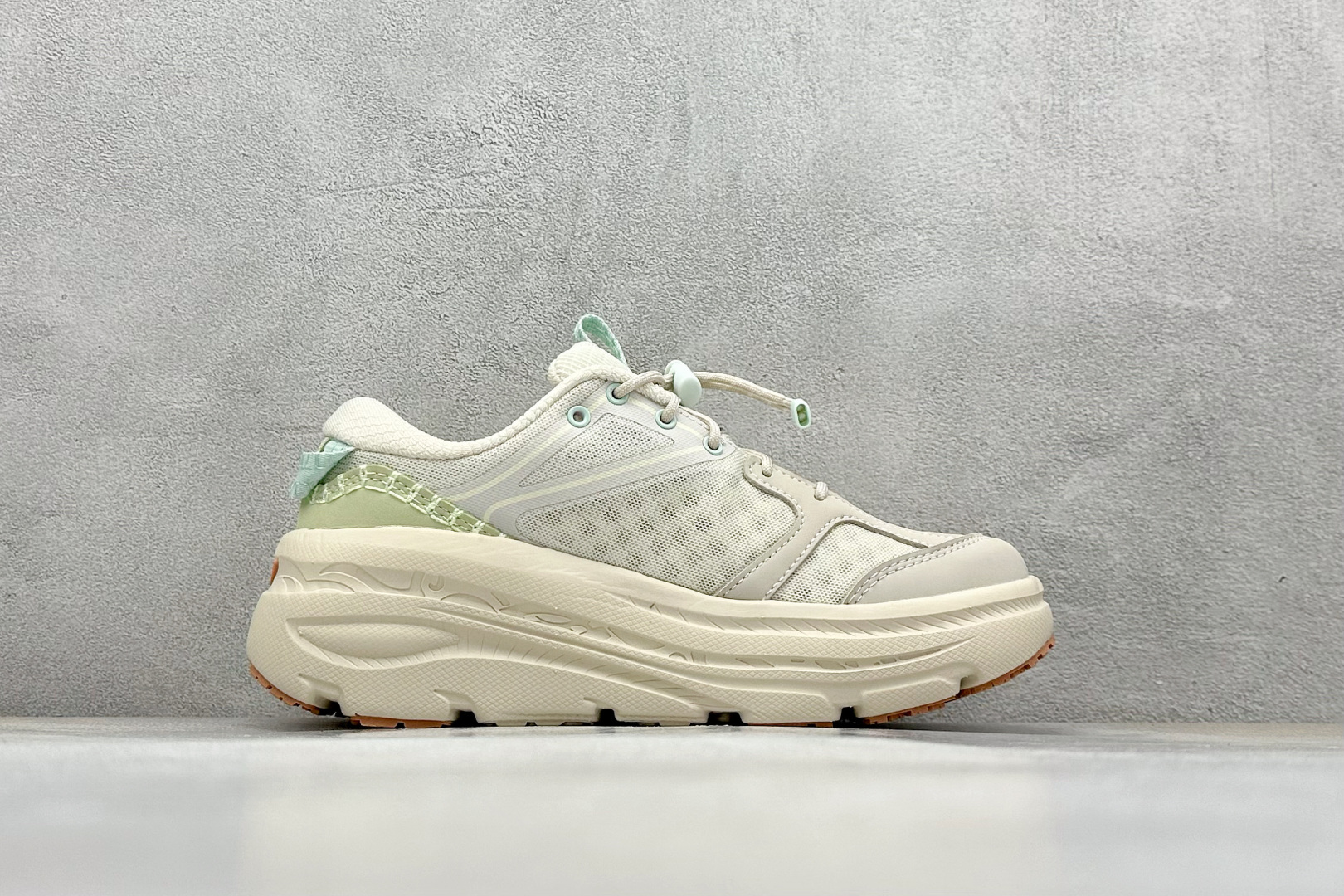 YH版 HOKA XBON B3LS 鞋头采用牛皮革材质