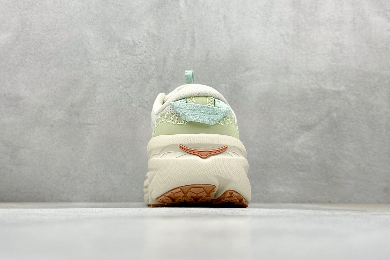 YH版 HOKA XBON B3LS 鞋头采用牛皮革材质