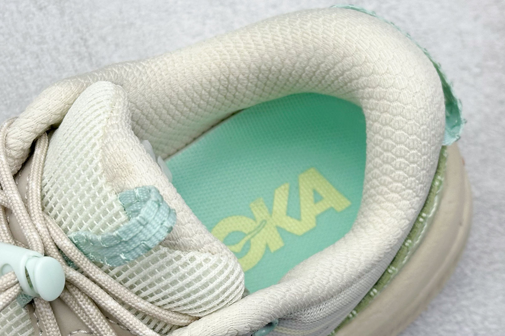 YH版 HOKA XBON B3LS 鞋头采用牛皮革材质