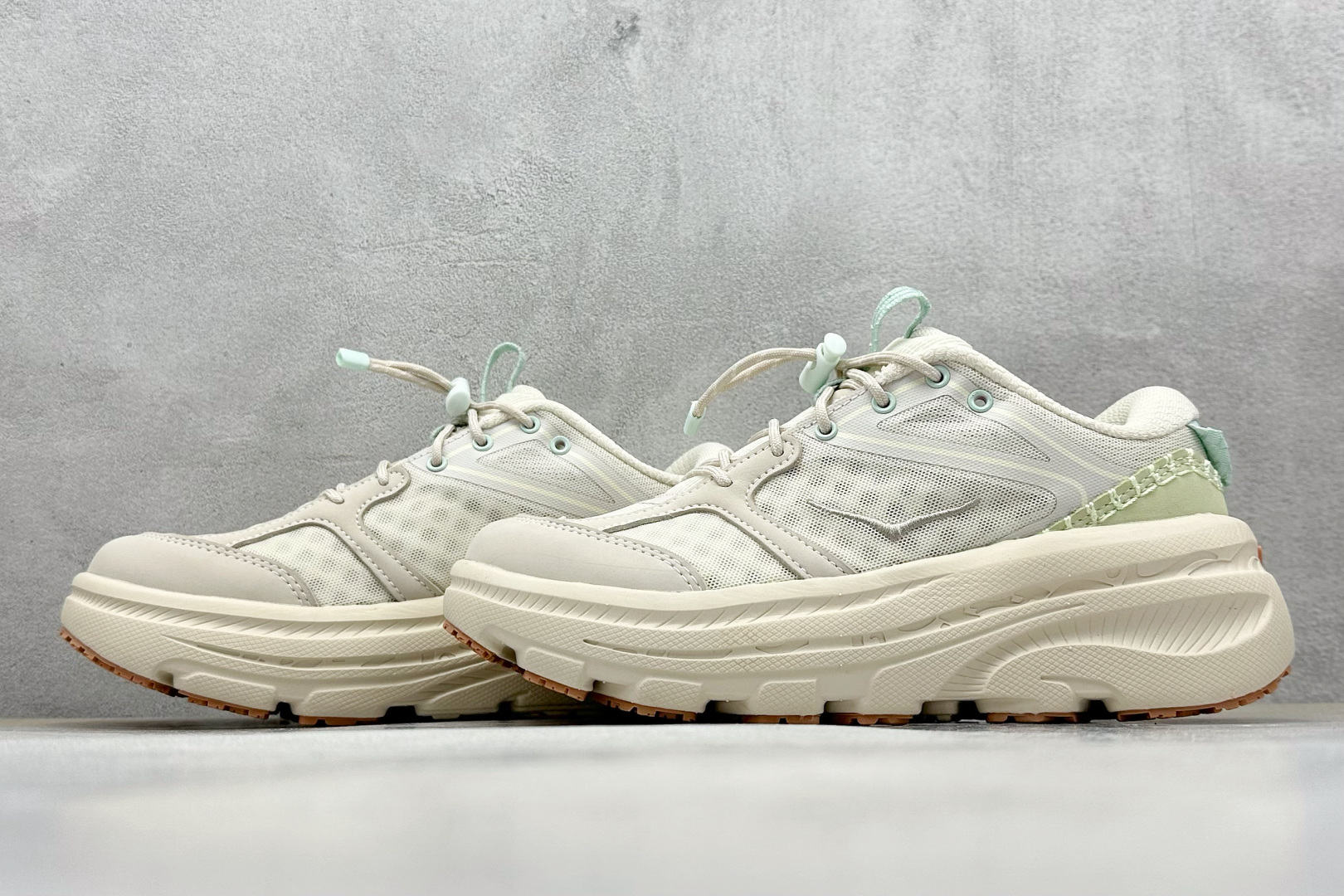YH版 HOKA XBON B3LS 鞋头采用牛皮革材质