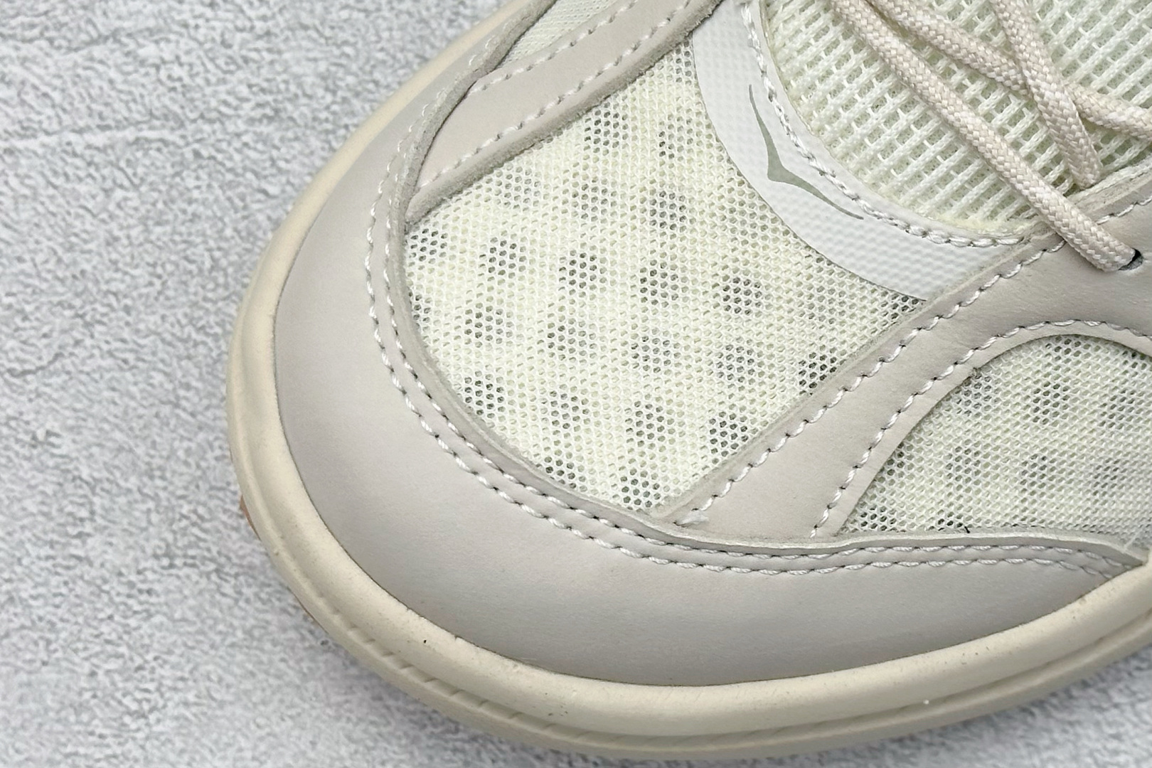 YH版 HOKA XBON B3LS 鞋头采用牛皮革材质