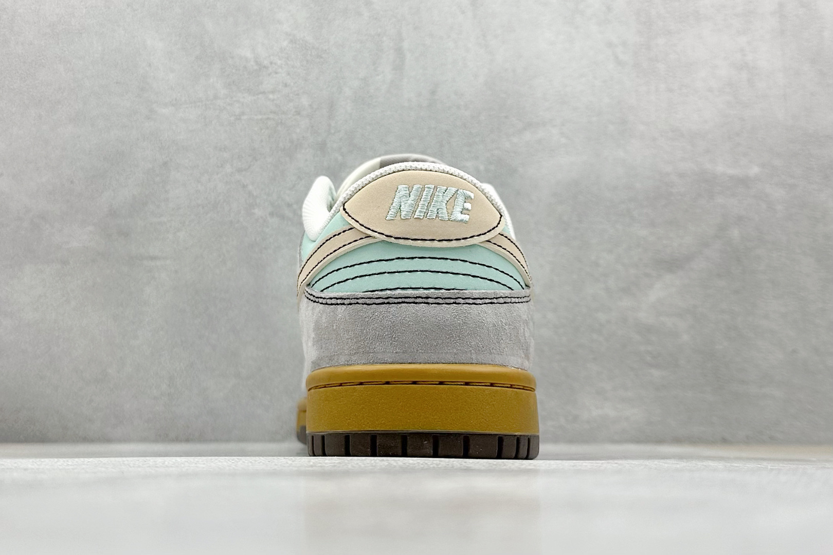  
Nike SB Dunk Low x Supreme 灰绿黄小勾
纯原大厂出品 极力推荐
原装头层材