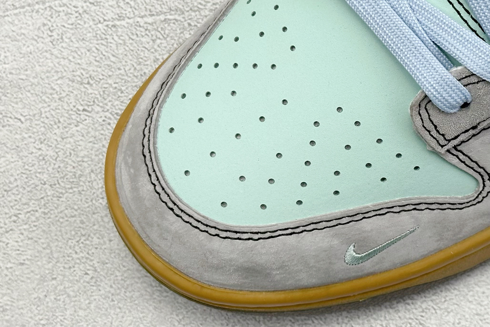  
Nike SB Dunk Low x Supreme 灰绿黄小勾
纯原大厂出品 极力推荐
原装头层材