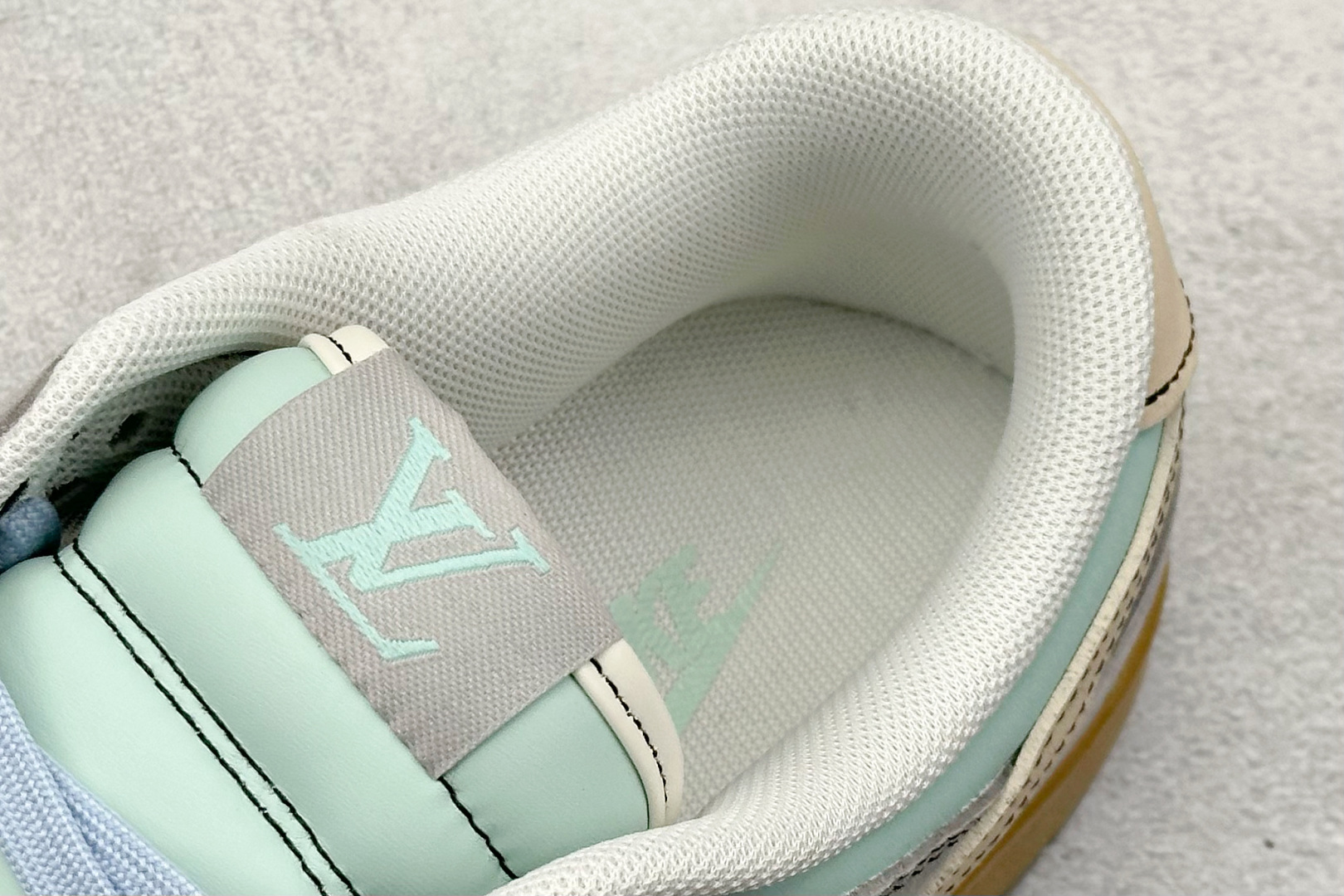  
Nike SB Dunk Low x Supreme 灰绿黄小勾
纯原大厂出品 极力推荐
原装头层材