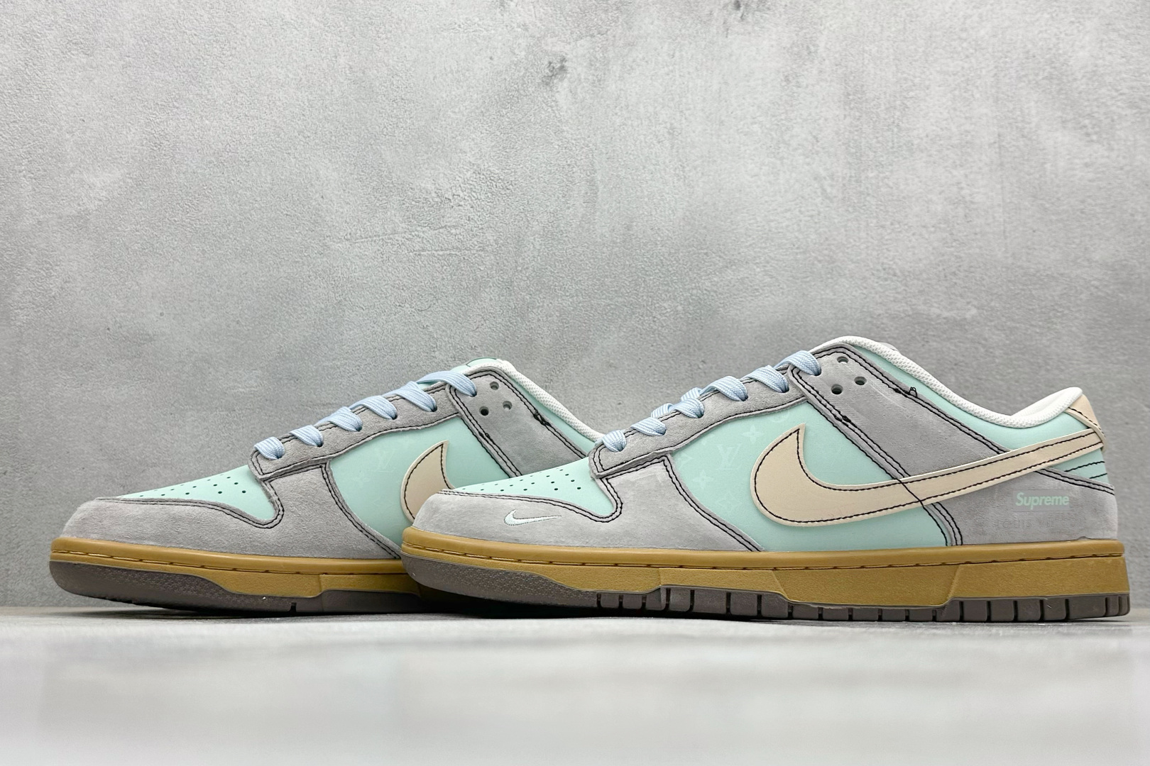  
Nike SB Dunk Low x Supreme 灰绿黄小勾
纯原大厂出品 极力推荐
原装头层材