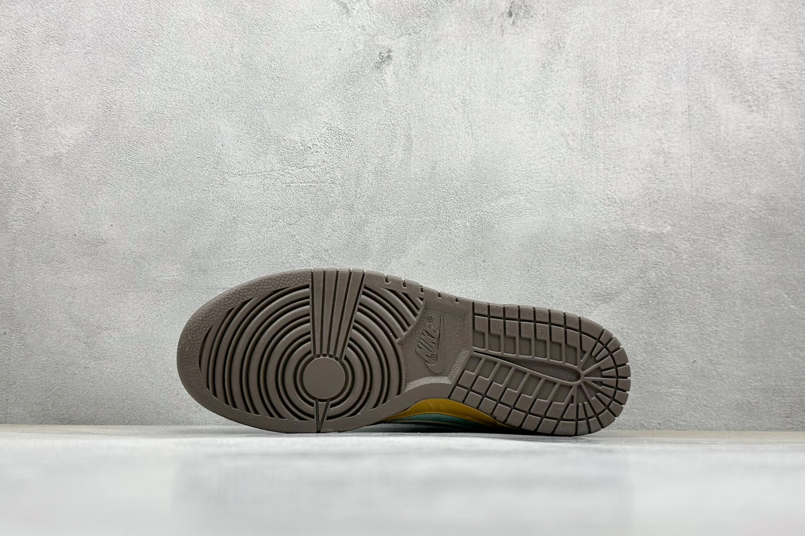  
Nike SB Dunk Low x Supreme 灰绿黄小勾
纯原大厂出品 极力推荐
原装头层材