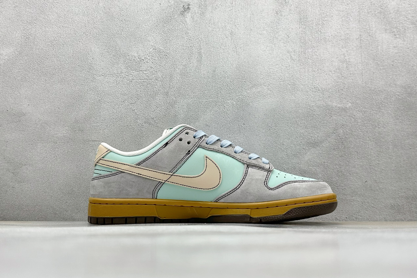  
Nike SB Dunk Low x Supreme 灰绿黄小勾
纯原大厂出品 极力推荐
原装头层材