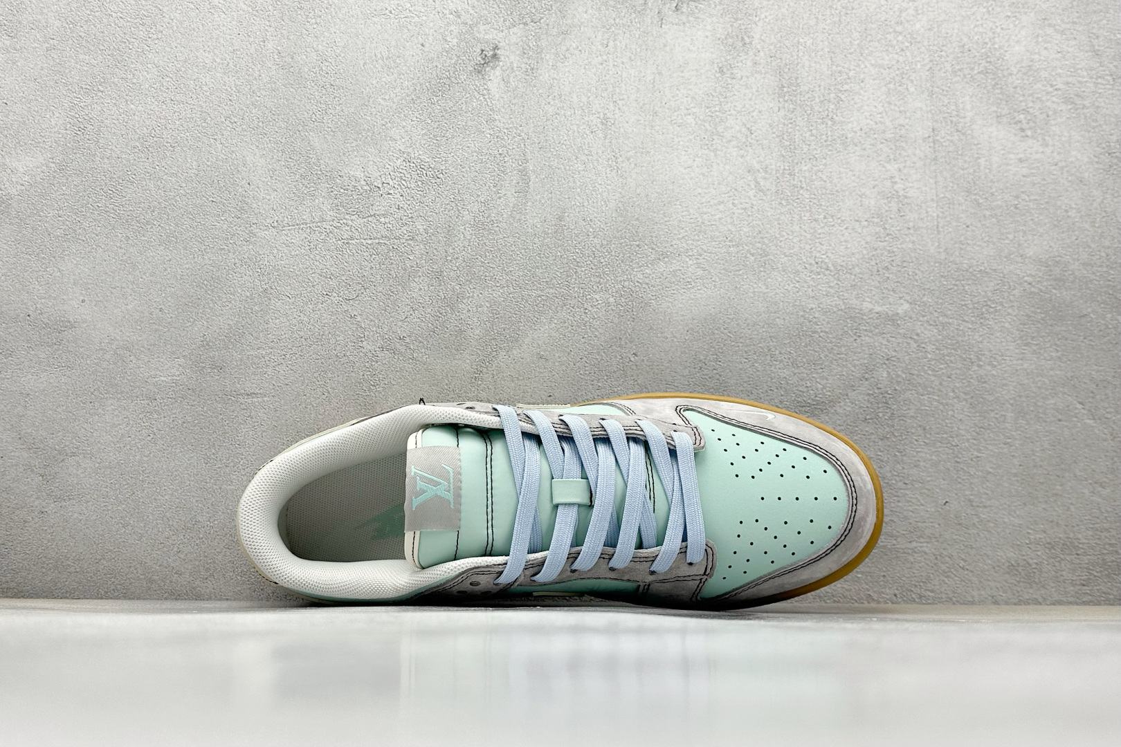  
Nike SB Dunk Low x Supreme 灰绿黄小勾
纯原大厂出品 极力推荐
原装头层材