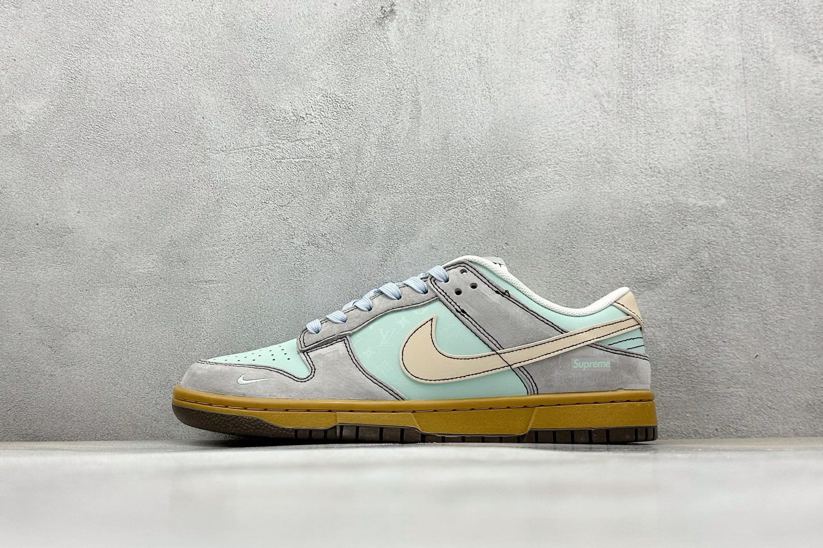  
Nike SB Dunk Low x Supreme 灰绿黄小勾
纯原大厂出品 极力推荐
原装头层材
