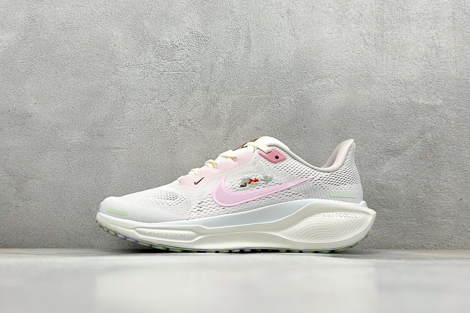  
RS版 NK Air Zoom Pegasus 41
鞋面采用外层由韧性纱线+内层网眼布的设计，在确