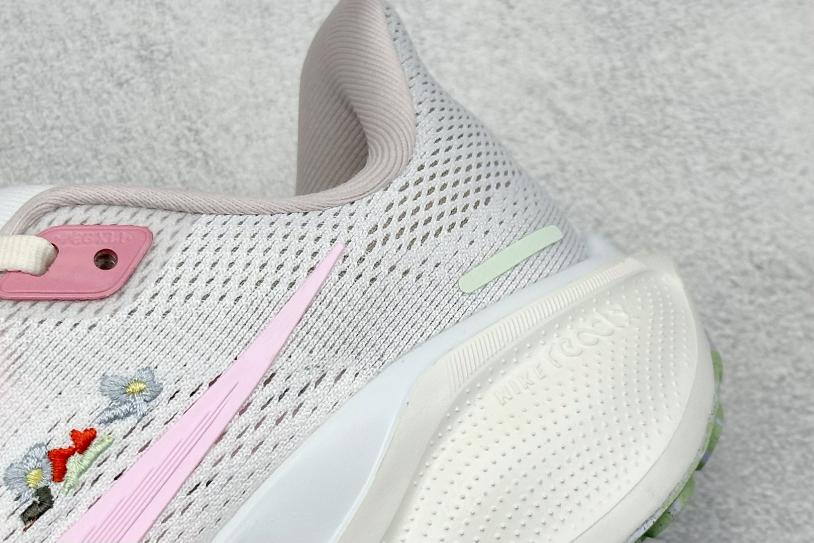  
RS版 NK Air Zoom Pegasus 41
鞋面采用外层由韧性纱线+内层网眼布的设计，在确