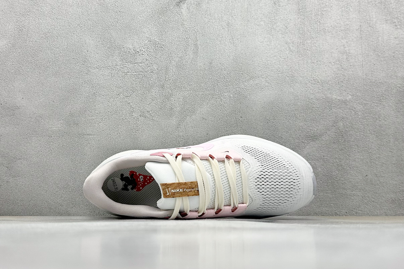  
RS版 NK Air Zoom Pegasus 41
鞋面采用外层由韧性纱线+内层网眼布的设计，在确