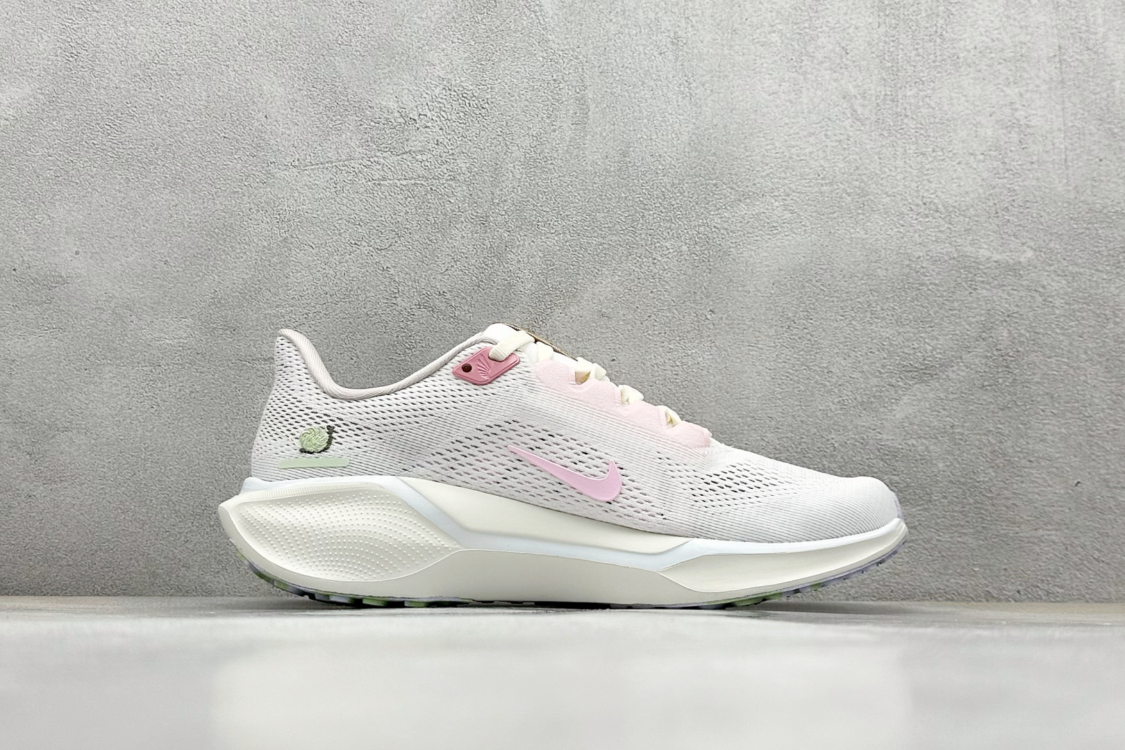  
RS版 NK Air Zoom Pegasus 41
鞋面采用外层由韧性纱线+内层网眼布的设计，在确