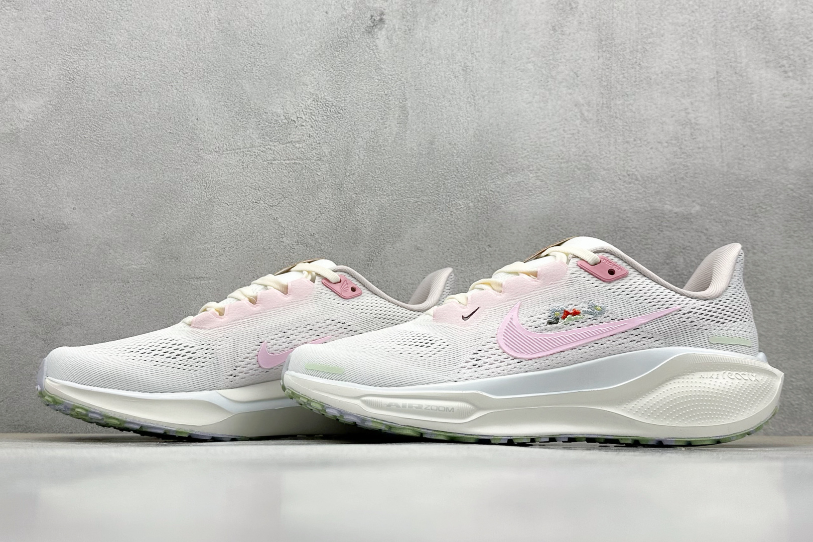  
RS版 NK Air Zoom Pegasus 41
鞋面采用外层由韧性纱线+内层网眼布的设计，在确