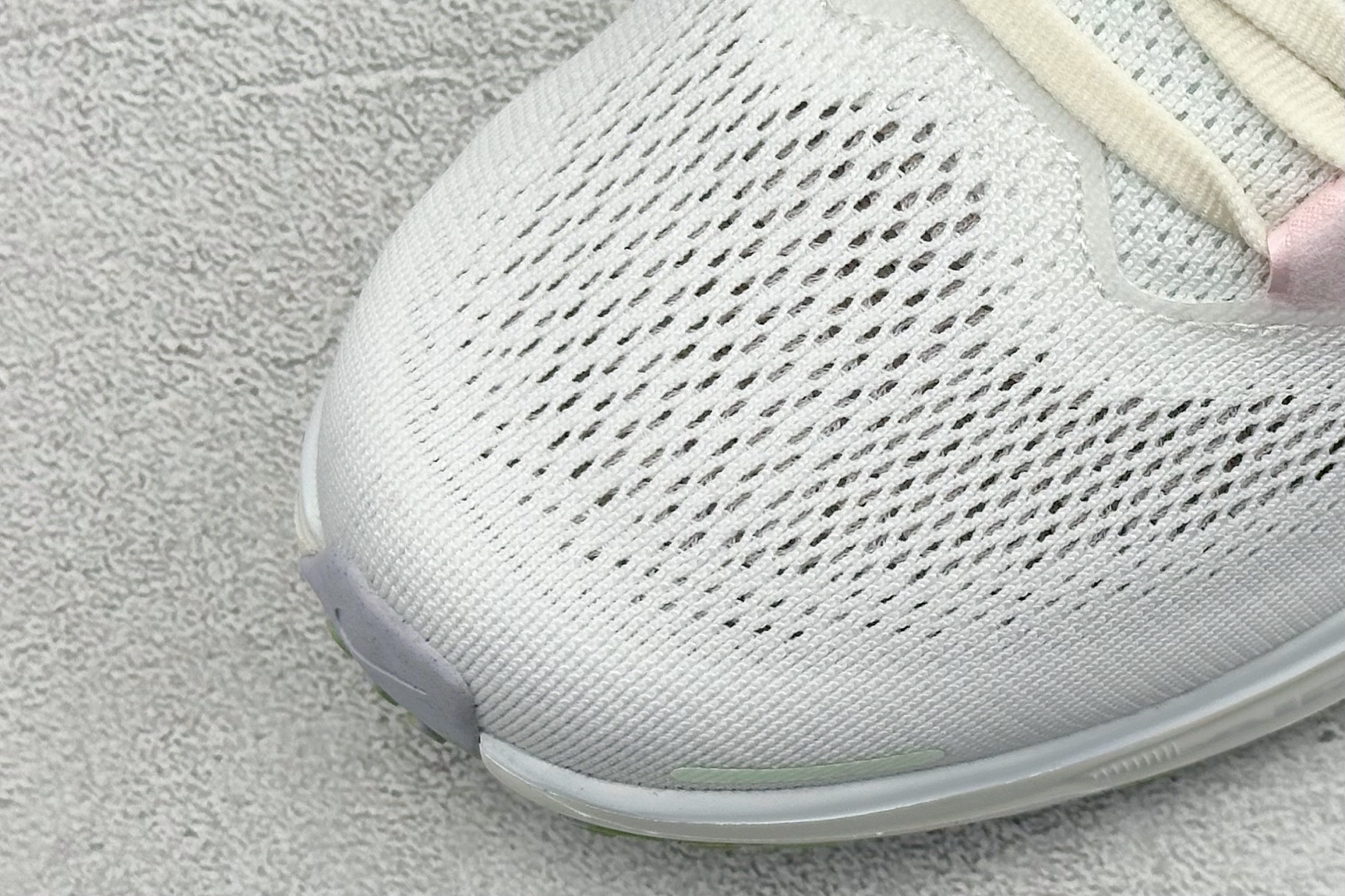  
RS版 NK Air Zoom Pegasus 41
鞋面采用外层由韧性纱线+内层网眼布的设计，在确