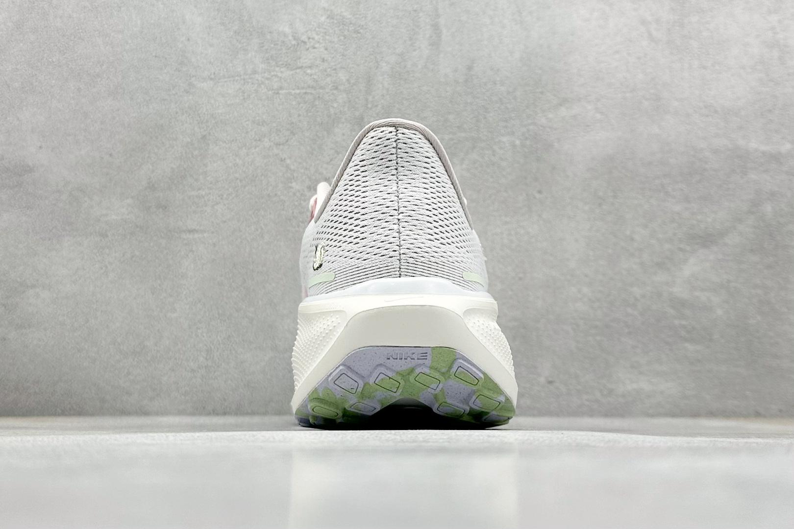  
RS版 NK Air Zoom Pegasus 41
鞋面采用外层由韧性纱线+内层网眼布的设计，在确