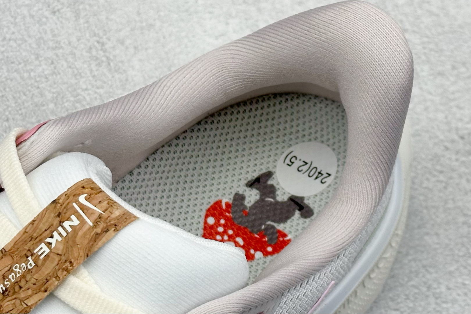  
RS版 NK Air Zoom Pegasus 41
鞋面采用外层由韧性纱线+内层网眼布的设计，在确