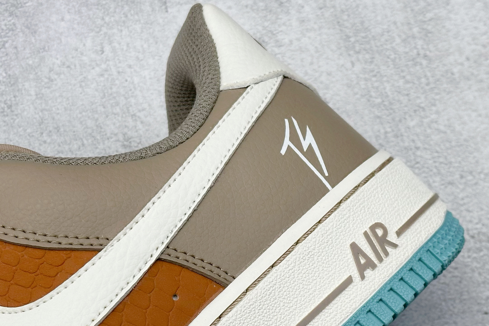  终端放店
SC版 Nike Air Force 1'07 Low TS联名 灰棕小白勾 空军一号低帮休