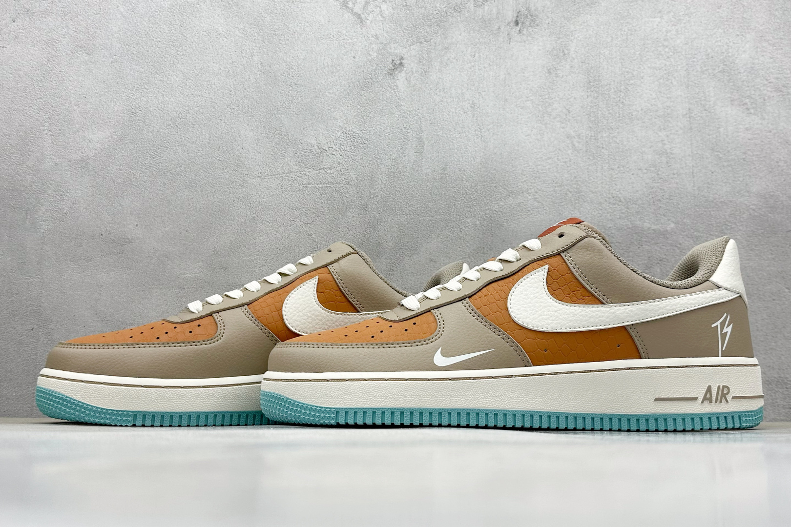  终端放店
SC版 Nike Air Force 1'07 Low TS联名 灰棕小白勾 空军一号低帮休