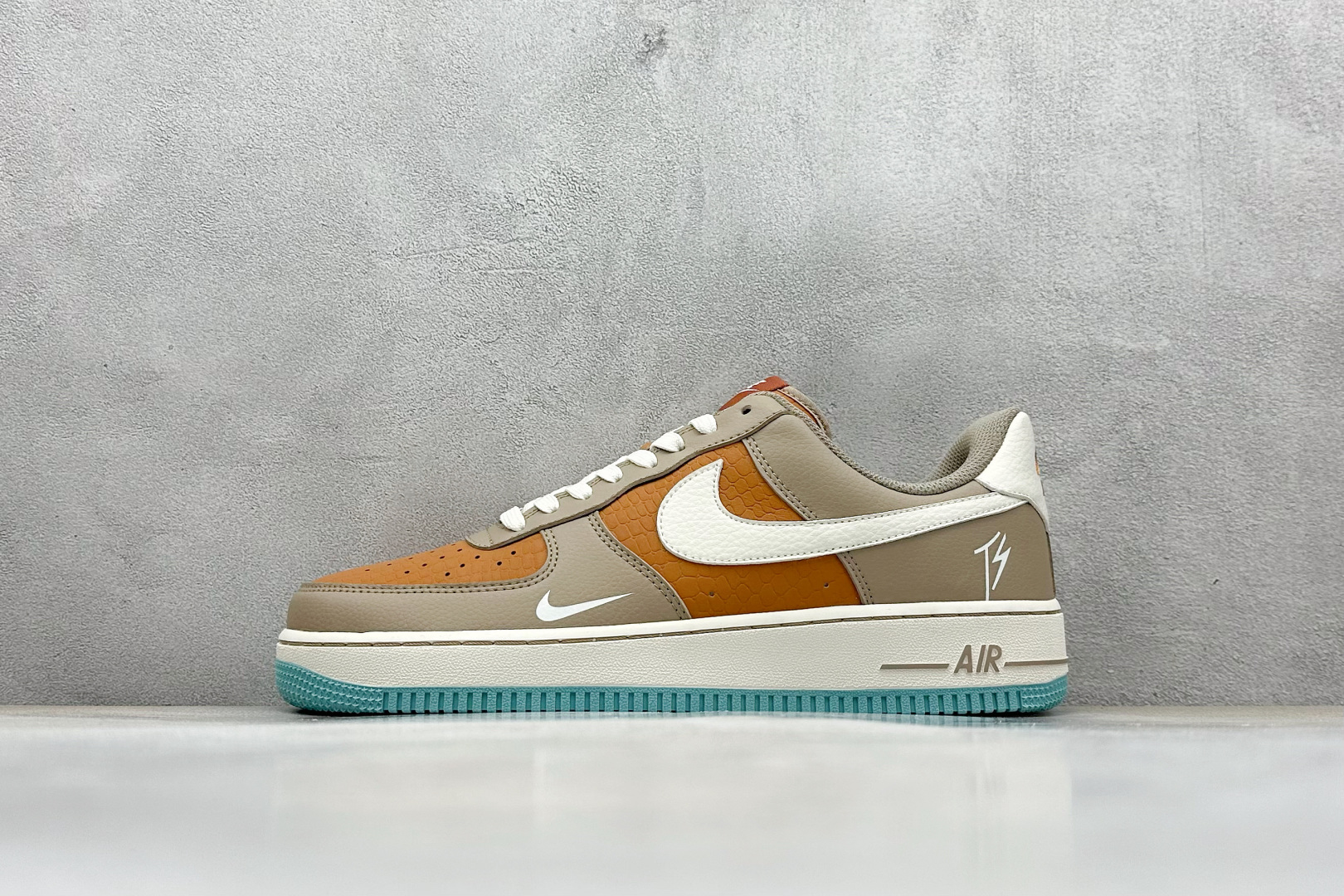  终端放店
SC版 Nike Air Force 1'07 Low TS联名 灰棕小白勾 空军一号低帮休