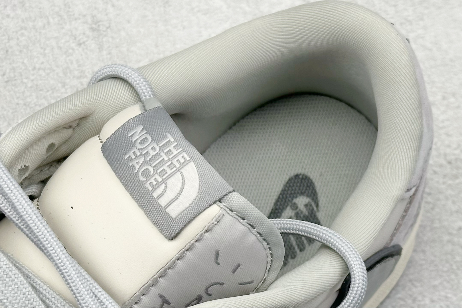 终端放店
XC版 Travi Scott x Fragment Design x Air Jordan