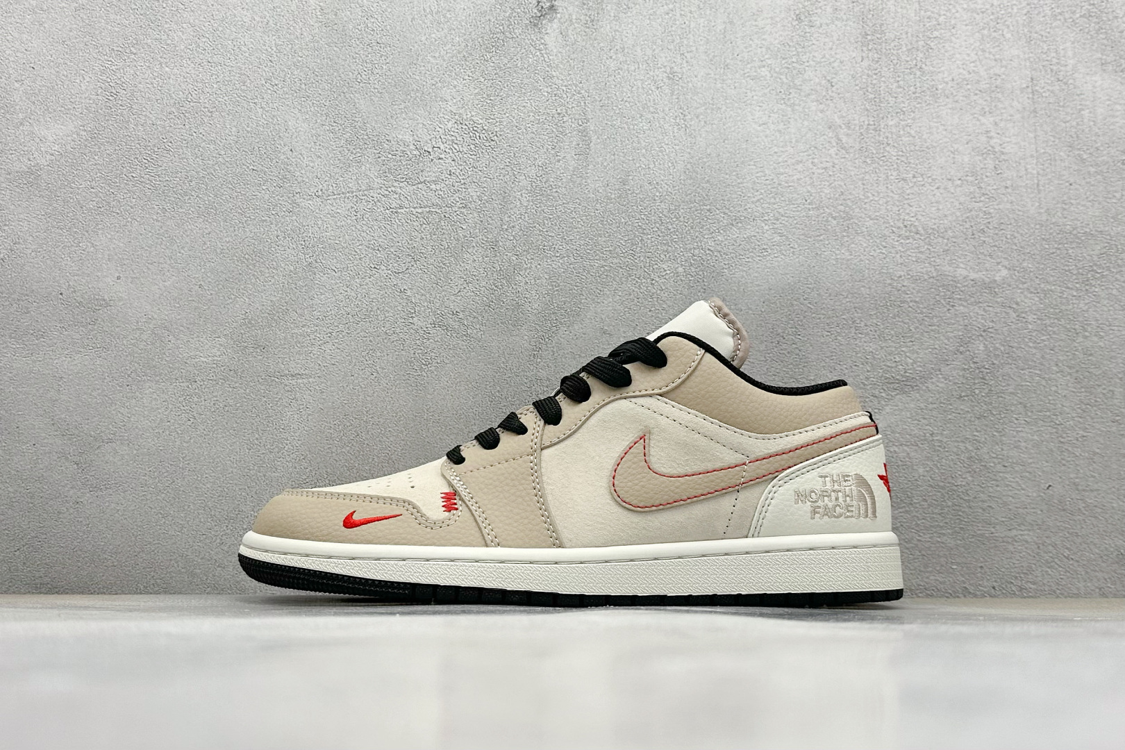  终端放店
XC版 Nike Jordan Air Jordan 1“北面联名——露褐”  高端定制 低