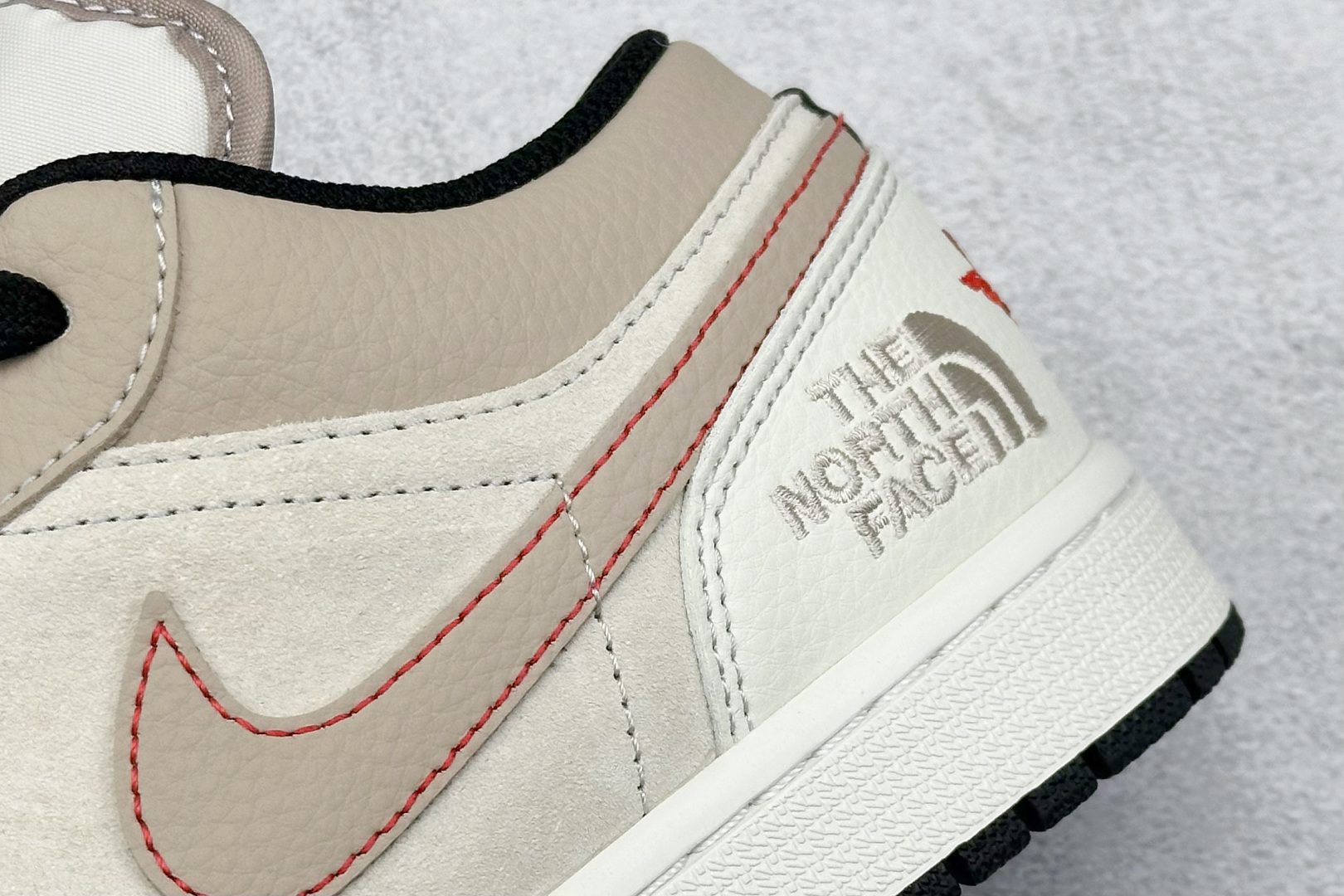  终端放店
XC版 Nike Jordan Air Jordan 1“北面联名——露褐”  高端定制 低