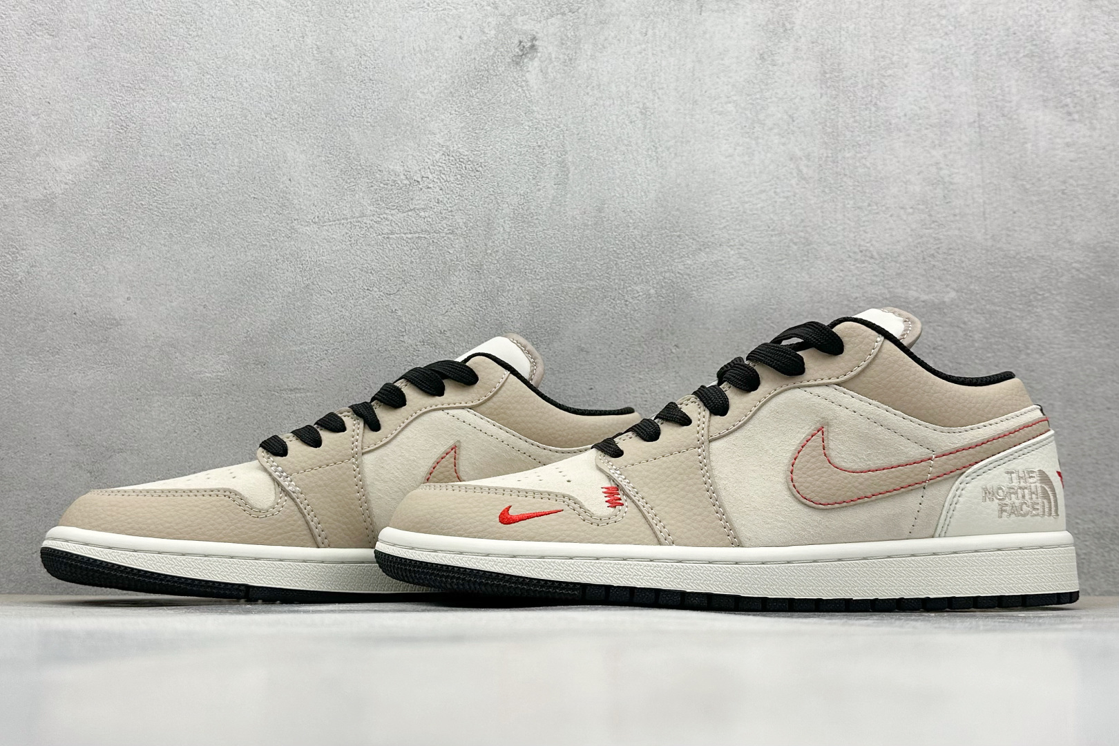  终端放店
XC版 Nike Jordan Air Jordan 1“北面联名——露褐”  高端定制 低