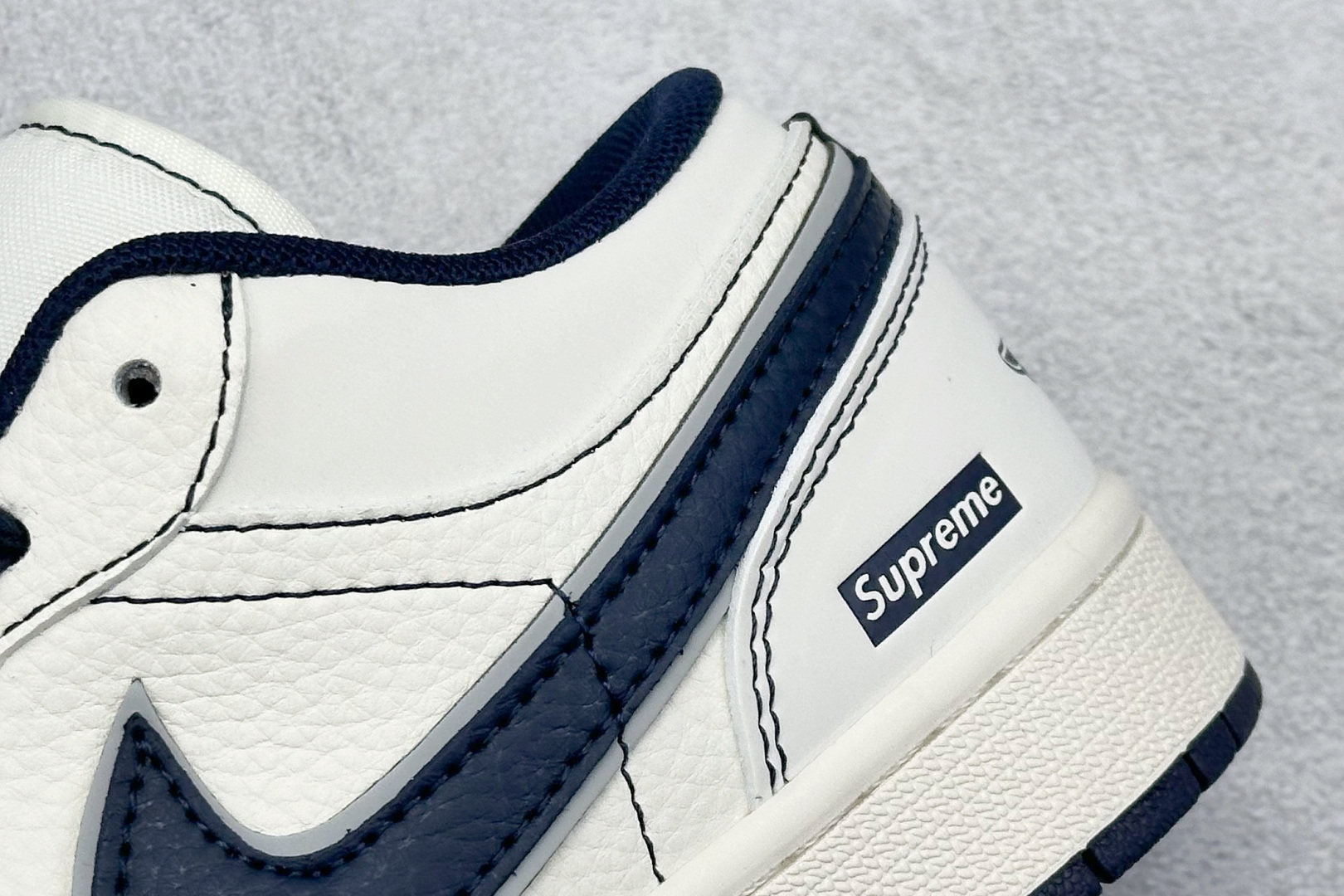  终端放店
XC版 Air Jordan 1 Low AJ1 乔1 Supreme联名 米蓝勾 高端定制
