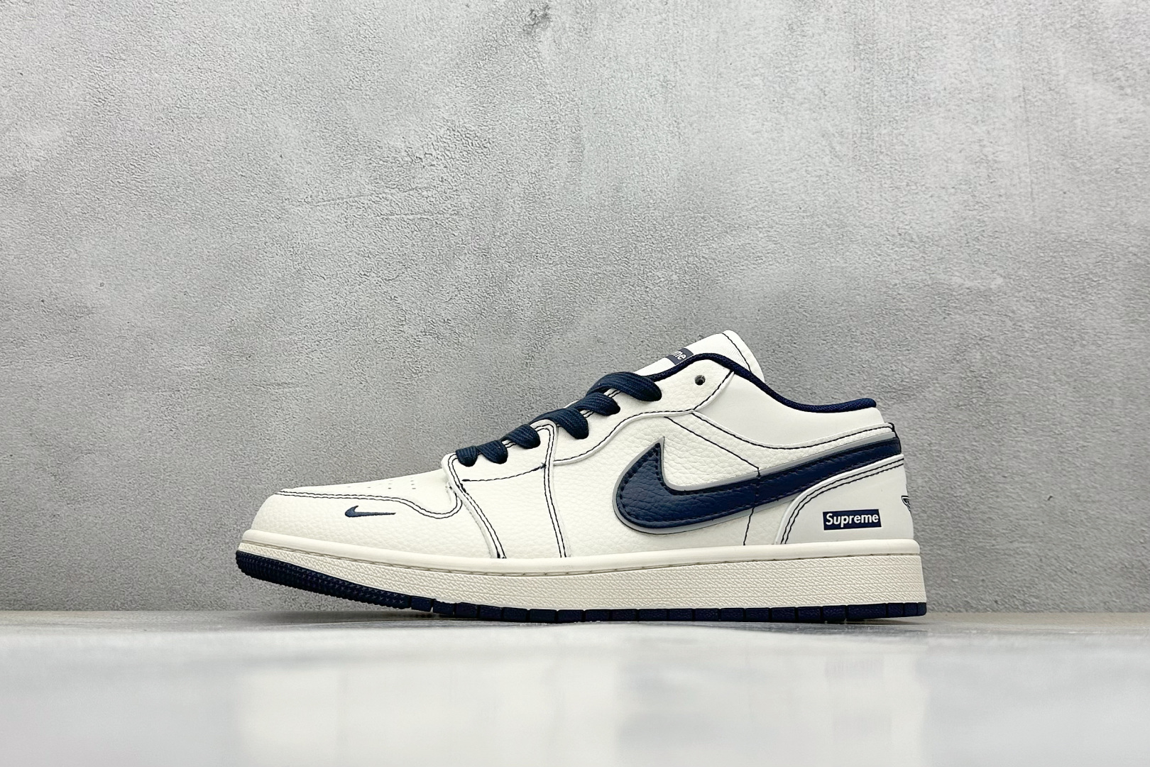  终端放店
XC版 Air Jordan 1 Low AJ1 乔1 Supreme联名 米蓝勾 高端定制