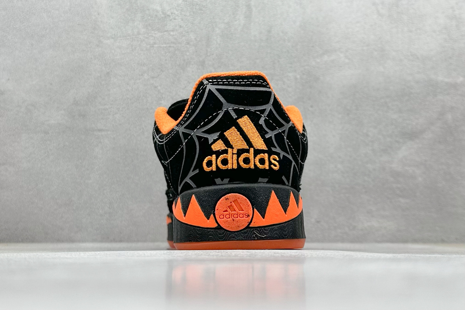 TG版 Adidas Adimatic Low 马蒂奇系列低帮 复古鲨鱼面包鞋运动休闲滑板板鞋 IG4024
