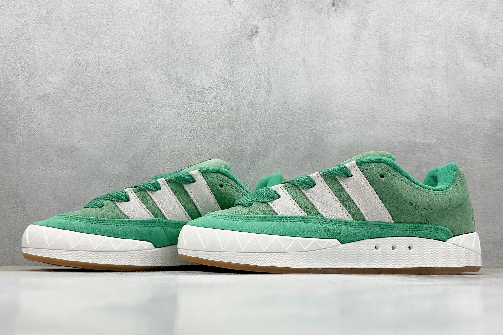 TG版 Adidas Adimatic Low 马蒂奇系列低帮 复古鲨鱼面包鞋运动休闲滑板板鞋 ID8267