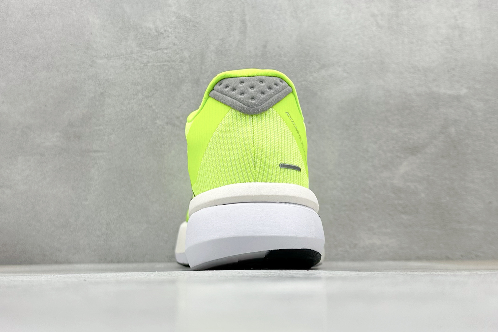 Adidas Adizero Boston 13 轻盈跑鞋
超轻发泡底 缓震透气跑步鞋
Adize