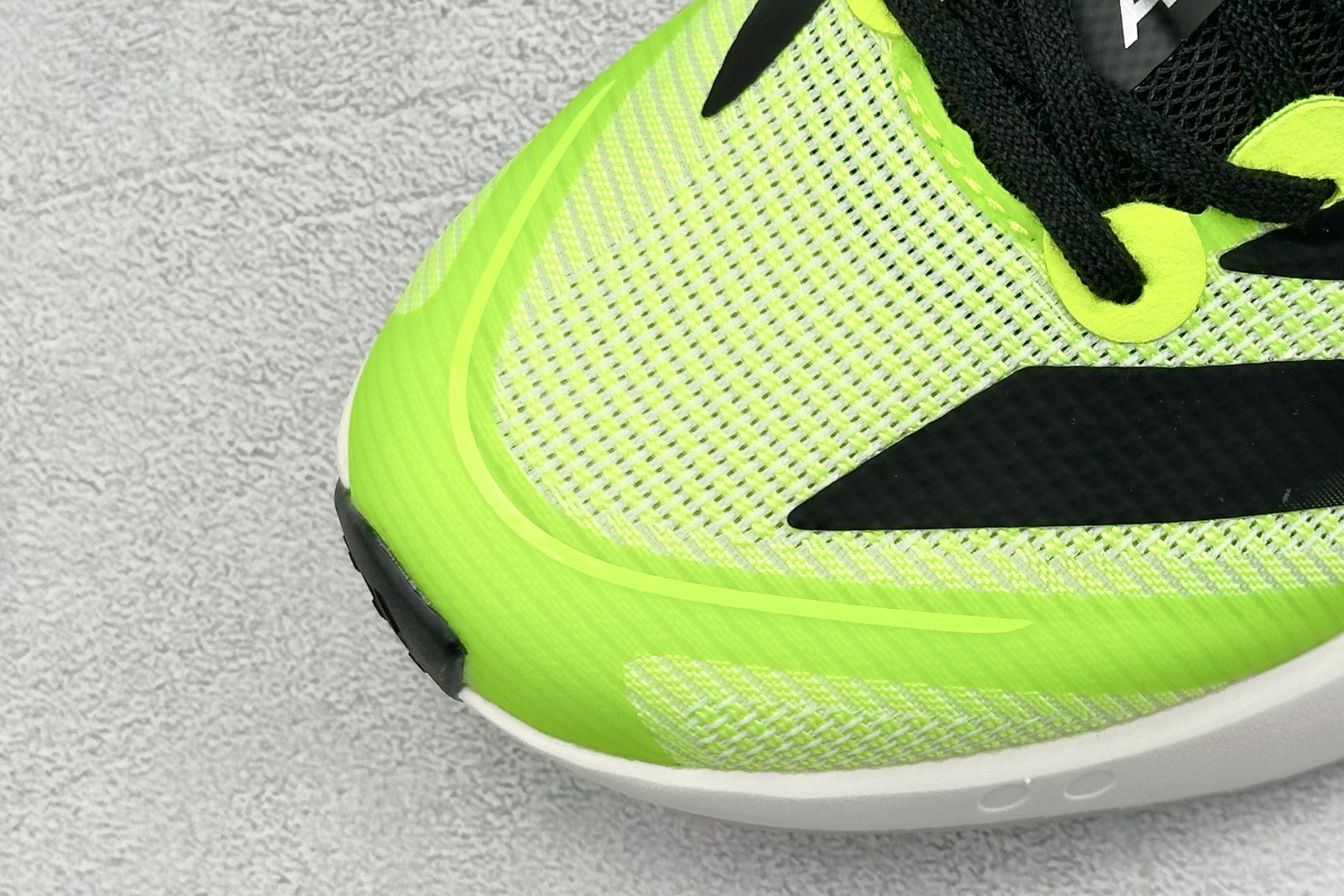 Adidas Adizero Boston 13 轻盈跑鞋
超轻发泡底 缓震透气跑步鞋
Adize