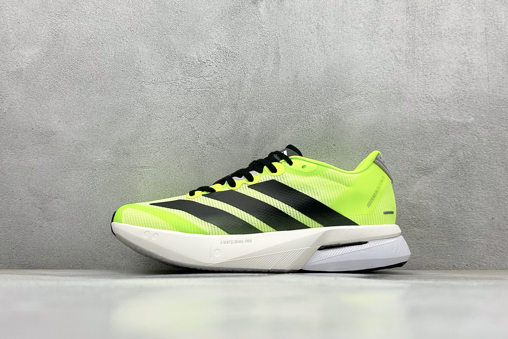 Adidas Adizero Boston 13 轻盈跑鞋
超轻发泡底 缓震透气跑步鞋
Adize