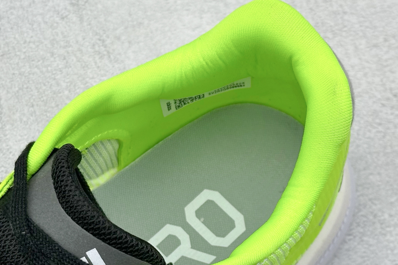 Adidas Adizero Boston 13 轻盈跑鞋
超轻发泡底 缓震透气跑步鞋
Adize