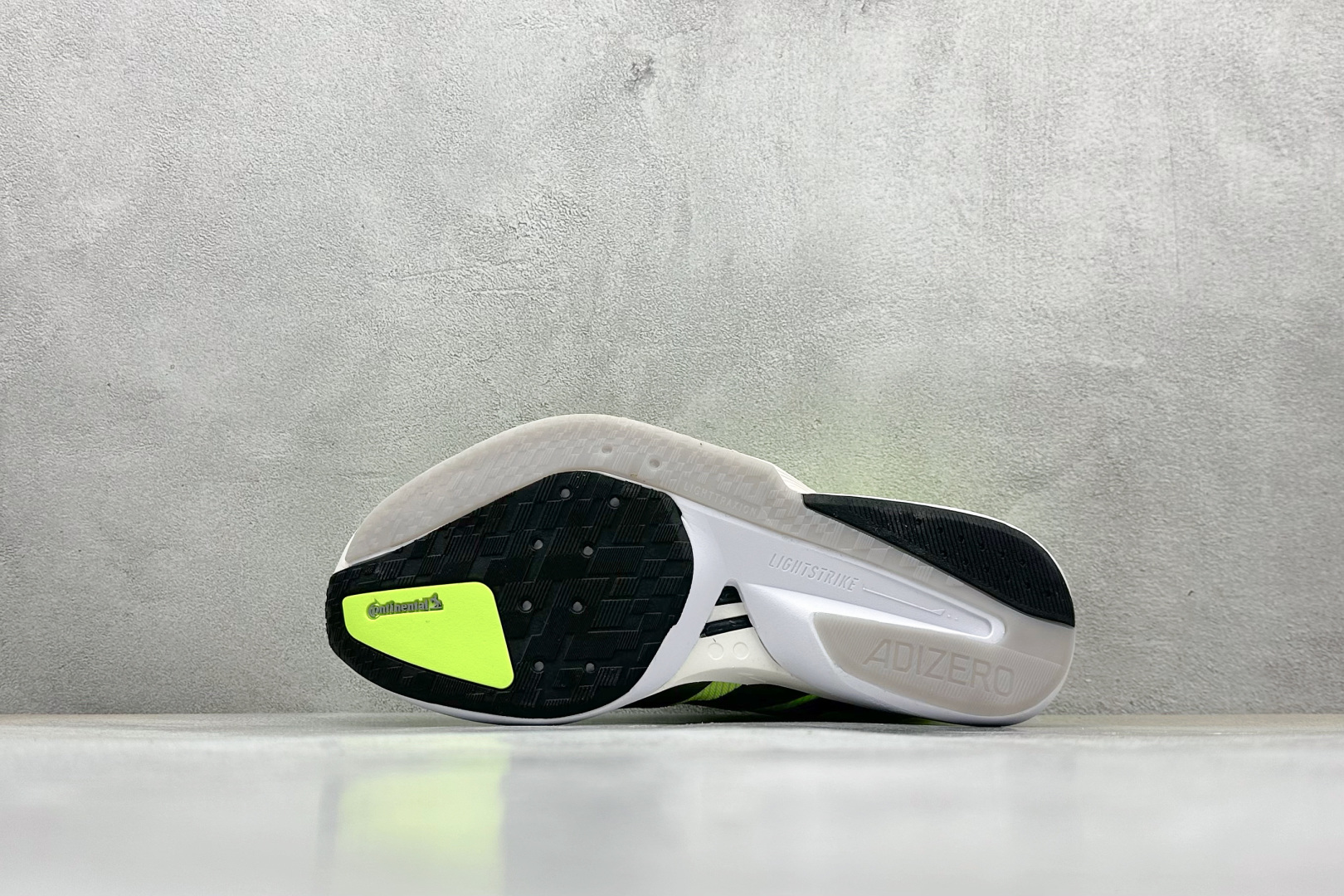 Adidas Adizero Boston 13 轻盈跑鞋
超轻发泡底 缓震透气跑步鞋
Adize