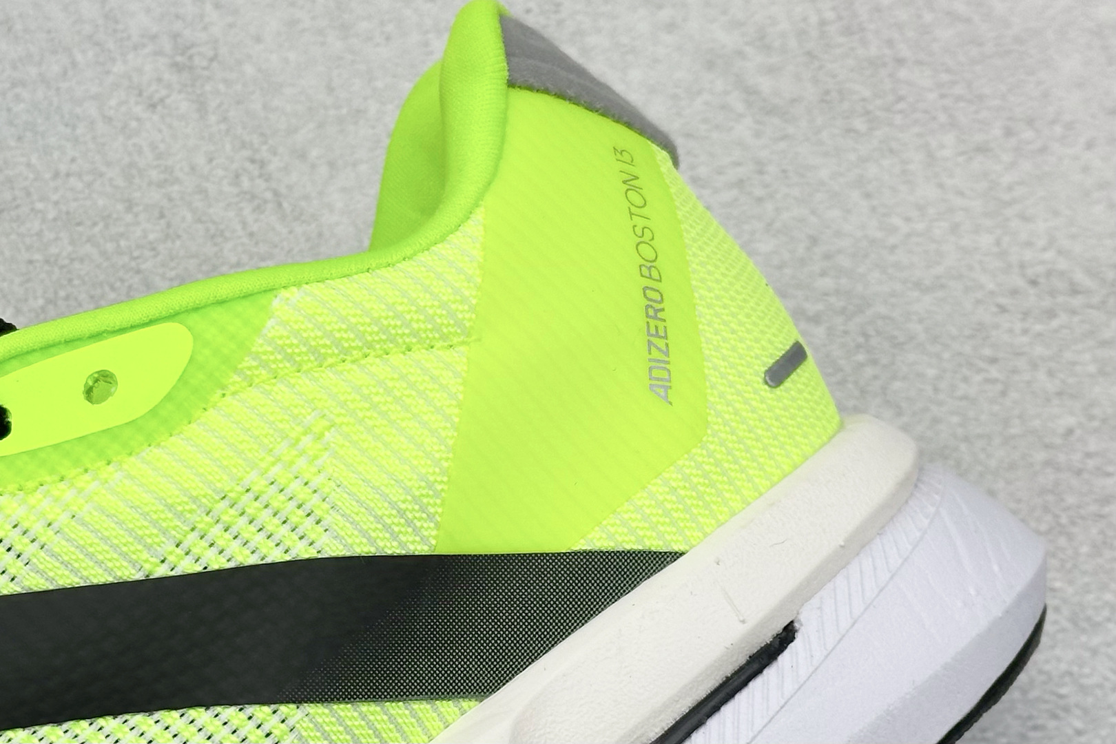 Adidas Adizero Boston 13 轻盈跑鞋
超轻发泡底 缓震透气跑步鞋
Adize