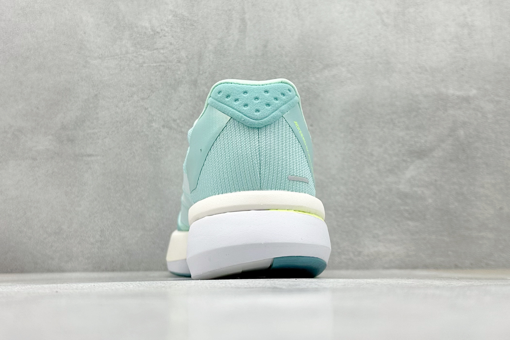 Adidas Adizero Boston 13 轻盈跑鞋
超轻发泡底 缓震透气跑步鞋
Adize