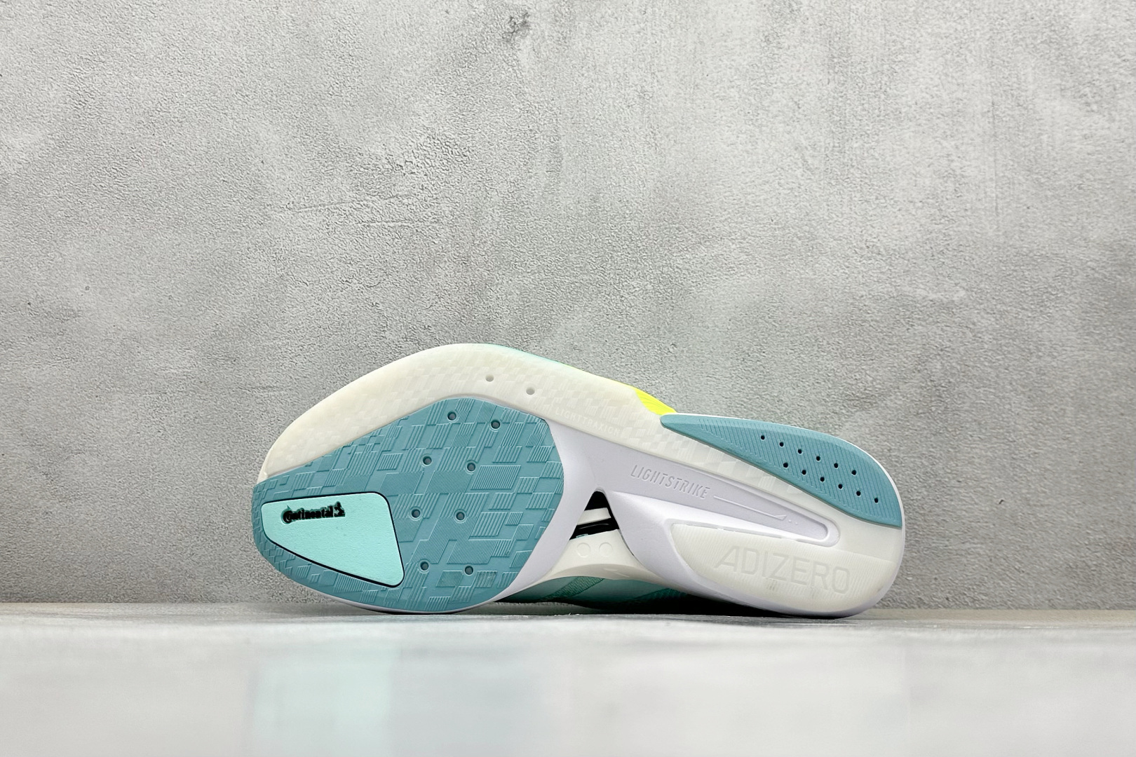 Adidas Adizero Boston 13 轻盈跑鞋
超轻发泡底 缓震透气跑步鞋
Adize