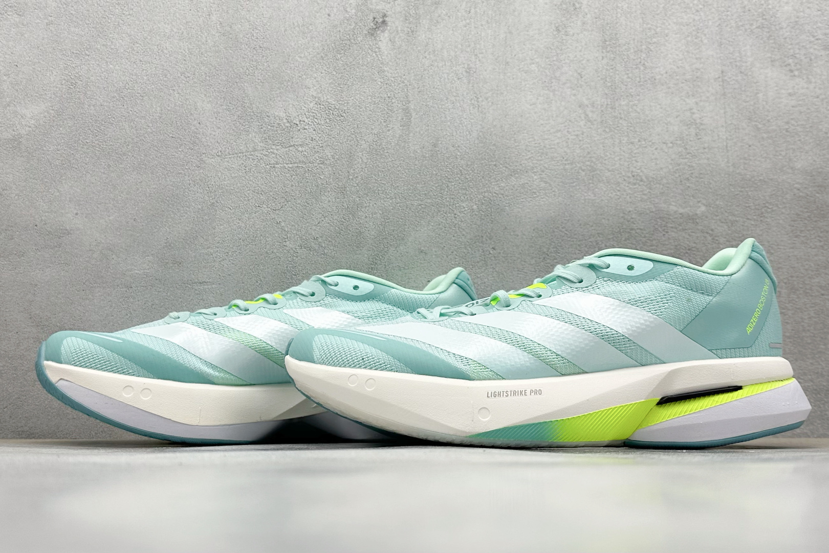 Adidas Adizero Boston 13 轻盈跑鞋
超轻发泡底 缓震透气跑步鞋
Adize