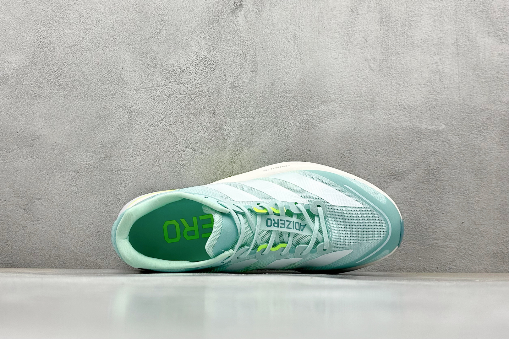 Adidas Adizero Boston 13 轻盈跑鞋
超轻发泡底 缓震透气跑步鞋
Adize