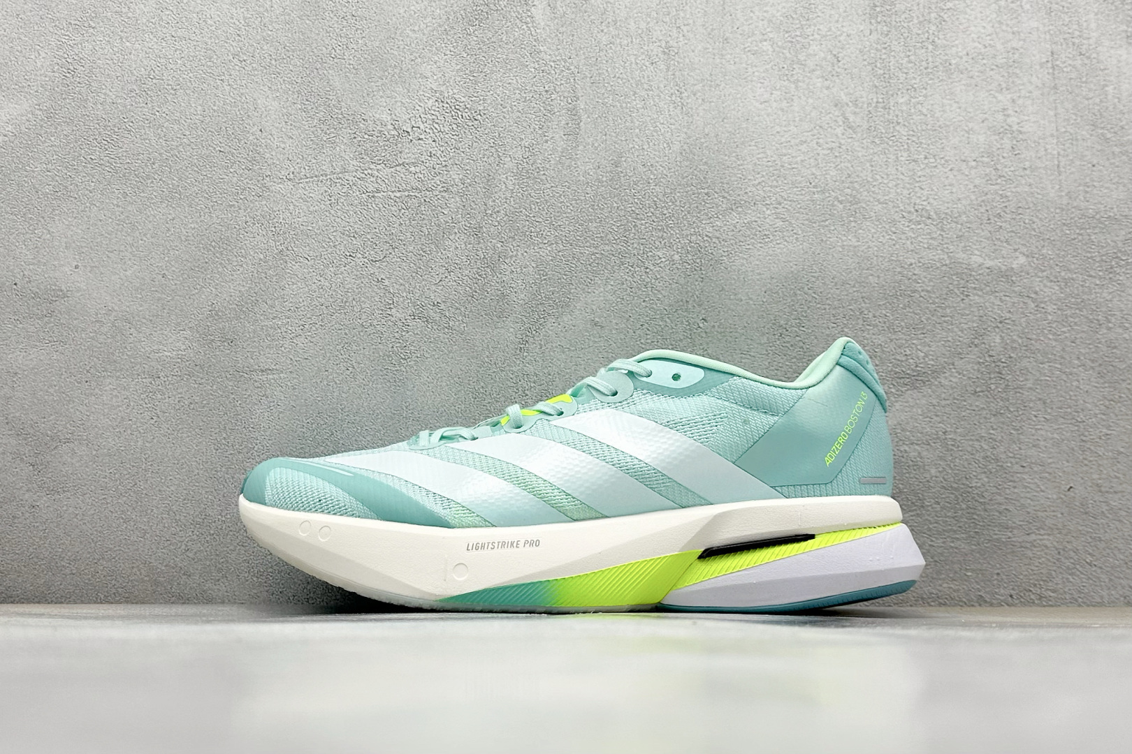 Adidas Adizero Boston 13 轻盈跑鞋
超轻发泡底 缓震透气跑步鞋
Adize