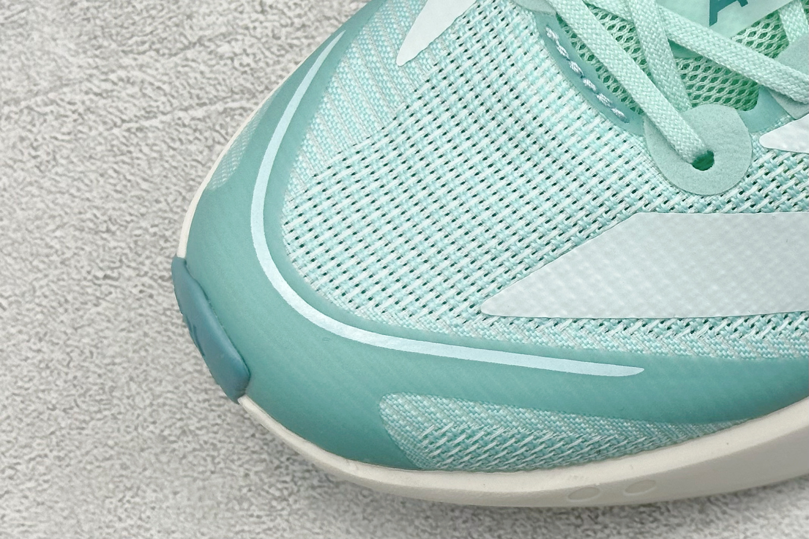 Adidas Adizero Boston 13 轻盈跑鞋
超轻发泡底 缓震透气跑步鞋
Adize