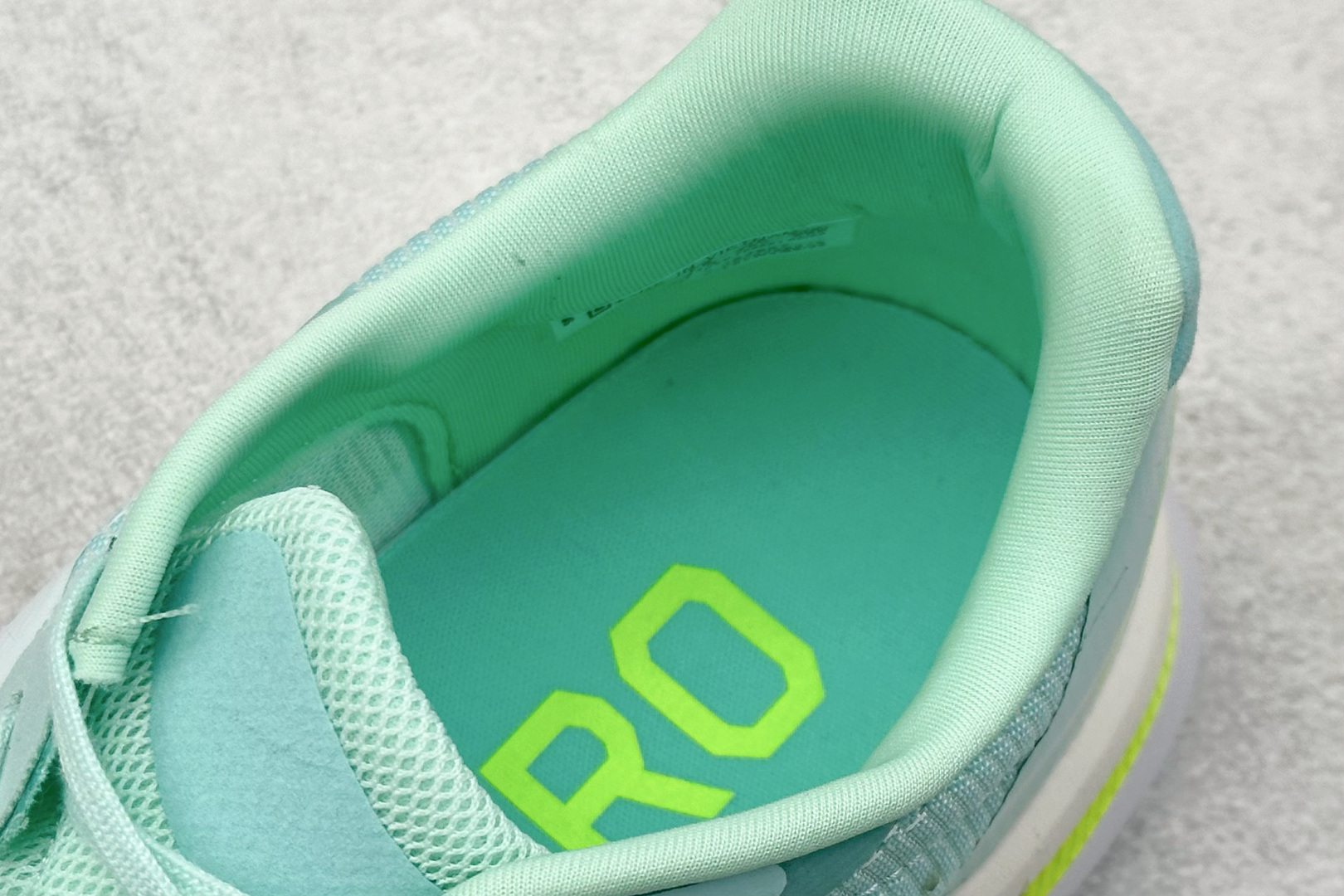 Adidas Adizero Boston 13 轻盈跑鞋
超轻发泡底 缓震透气跑步鞋
Adize
