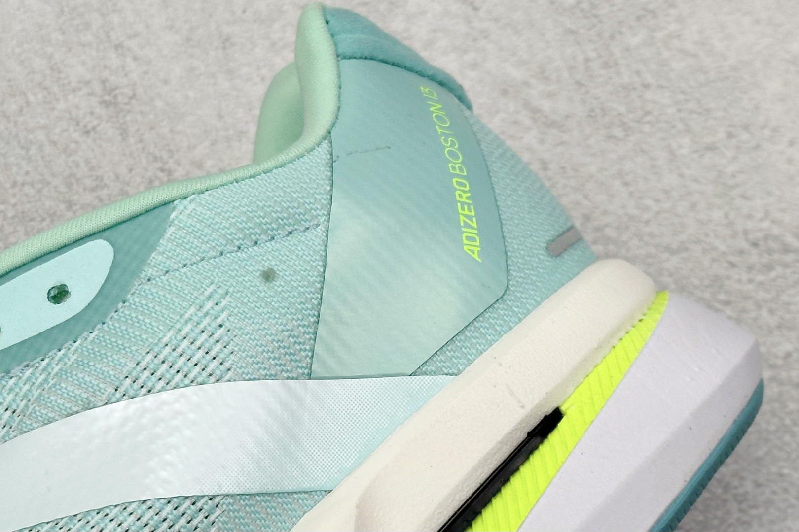 Adidas Adizero Boston 13 轻盈跑鞋
超轻发泡底 缓震透气跑步鞋
Adize