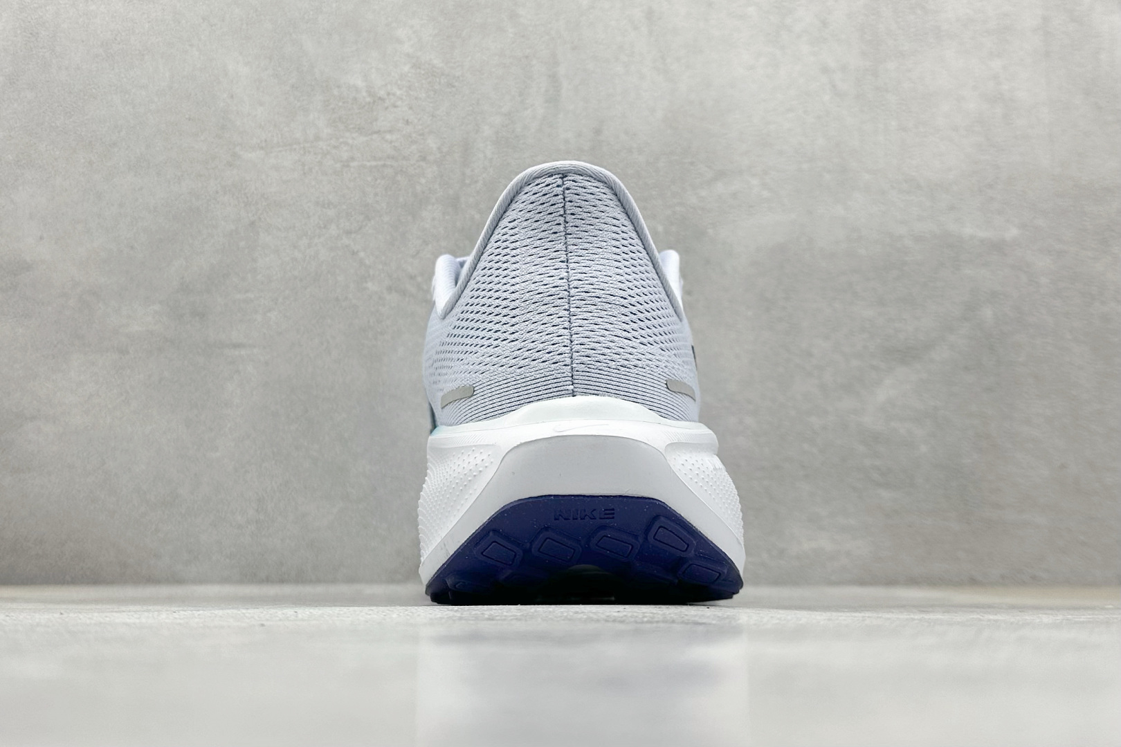 
RS版 NK Air Zoom Pegasus 41
鞋面采用外层由韧性纱线+内层网眼布的设计，在确