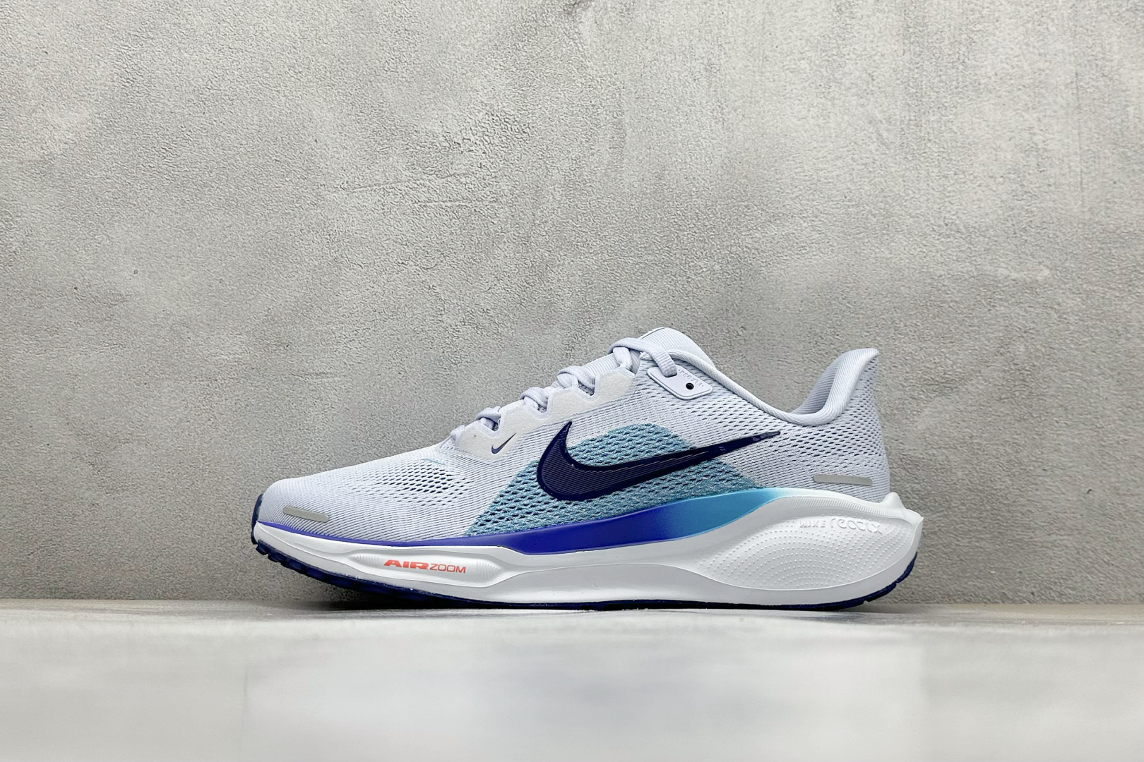  
RS版 NK Air Zoom Pegasus 41
鞋面采用外层由韧性纱线+内层网眼布的设计，在确